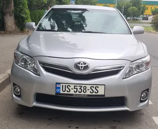 Vooraanzicht van een huurauto Toyota Camry in Tbilisi, Georgië ✓ Auto #10143. ✓ Transmissie Automatisch TM ✓ 0 beoordelingen.