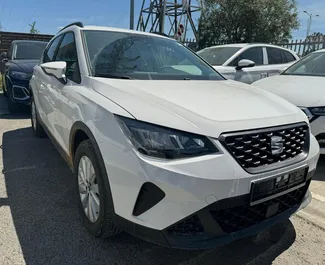 Vooraanzicht van een huurauto SEAT Arona in Tirana, Albanië ✓ Auto #10134. ✓ Transmissie Automatisch TM ✓ 0 beoordelingen.