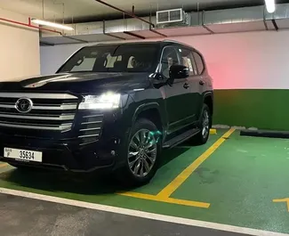 Vooraanzicht van een huurauto Toyota Land Cruiser 300 in Dubai, Verenigde Arabische Emiraten ✓ Auto #10058. ✓ Transmissie Automatisch TM ✓ 0 beoordelingen.