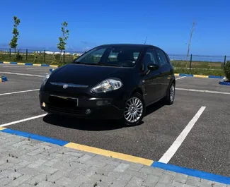 Vooraanzicht van een huurauto Fiat Punto in Durrës, Albanië ✓ Auto #10229. ✓ Transmissie Handmatig TM ✓ 0 beoordelingen.