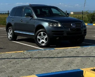Vooraanzicht van een huurauto Volkswagen Touareg in Durrës, Albanië ✓ Auto #10262. ✓ Transmissie Automatisch TM ✓ 0 beoordelingen.