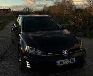 Vooraanzicht van een huurauto Volkswagen Golf 7 op de luchthaven van Tirana, Albanië ✓ Auto #10309. ✓ Transmissie Automatisch TM ✓ 0 beoordelingen.