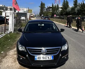 Vooraanzicht van een huurauto Volkswagen Passat-CC op de luchthaven van Tirana, Albanië ✓ Auto #10306. ✓ Transmissie Automatisch TM ✓ 0 beoordelingen.