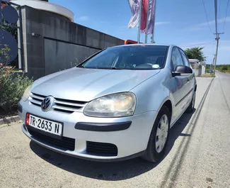 Vooraanzicht van een huurauto Volkswagen Golf 5 in Tirana, Albanië ✓ Auto #10432. ✓ Transmissie Handmatig TM ✓ 0 beoordelingen.