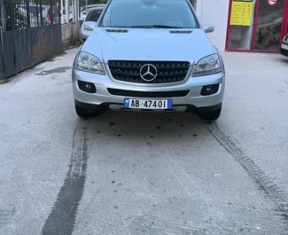 Vooraanzicht van een huurauto Mercedes-Benz ML-Class op de luchthaven van Tirana, Albanië ✓ Auto #10439. ✓ Transmissie Automatisch TM ✓ 0 beoordelingen.