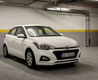 Vooraanzicht van een huurauto Hyundai i20 in Budva, Montenegro ✓ Auto #10381. ✓ Transmissie Automatisch TM ✓ 0 beoordelingen.