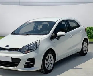 Vooraanzicht van een huurauto Kia Rio in Mytilene, Griekenland ✓ Auto #10484. ✓ Transmissie Handmatig TM ✓ 0 beoordelingen.