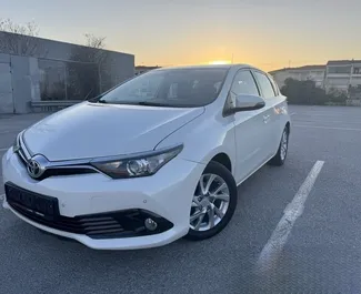 Vooraanzicht van een huurauto Toyota Auris in Mytilene, Griekenland ✓ Auto #10404. ✓ Transmissie Handmatig TM ✓ 0 beoordelingen.