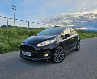 Vooraanzicht van een huurauto Ford Fiesta in Mytilene, Griekenland ✓ Auto #10482. ✓ Transmissie Handmatig TM ✓ 0 beoordelingen.