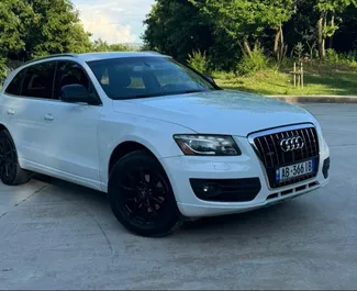 Vooraanzicht van een huurauto Audi Q5 in Tirana, Albanië ✓ Auto #10423. ✓ Transmissie Automatisch TM ✓ 0 beoordelingen.