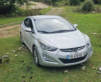 Vooraanzicht van een huurauto Hyundai Elantra op de luchthaven van Koetaisi, Georgië ✓ Auto #7090. ✓ Transmissie Automatisch TM ✓ 8 beoordelingen.