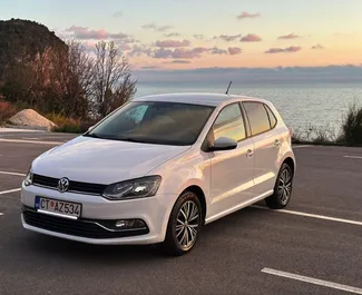 Vooraanzicht van een huurauto Volkswagen Polo in Rafailovici, Montenegro ✓ Auto #1032. ✓ Transmissie Handmatig TM ✓ 2 beoordelingen.