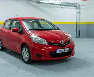 Vooraanzicht van een huurauto Toyota Yaris in Budva, Montenegro ✓ Auto #10376. ✓ Transmissie Automatisch TM ✓ 0 beoordelingen.