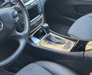 Interieur van Mercedes-Benz E-Class te huur in Albanië. Een geweldige auto met 5 zitplaatsen en een Automatisch transmissie.