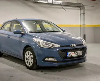 Vooraanzicht van een huurauto Hyundai i20 in Budva, Montenegro ✓ Auto #10389. ✓ Transmissie Automatisch TM ✓ 0 beoordelingen.