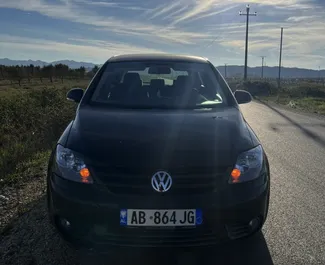 Vooraanzicht van een huurauto Volkswagen Golf Plus op de luchthaven van Tirana, Albanië ✓ Auto #10303. ✓ Transmissie Handmatig TM ✓ 0 beoordelingen.