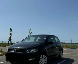 Vooraanzicht van een huurauto Volkswagen Polo in Durrës, Albanië ✓ Auto #10415. ✓ Transmissie Handmatig TM ✓ 0 beoordelingen.