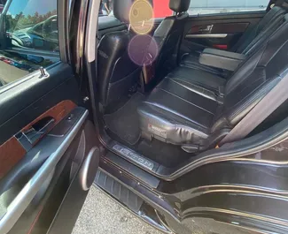 Interieur van SsangYong Rexton te huur in Albanië. Een geweldige auto met 5 zitplaatsen en een Automatisch transmissie.