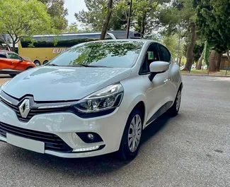 Vooraanzicht van een huurauto Renault Clio 4 in Budva, Montenegro ✓ Auto #10386. ✓ Transmissie Handmatig TM ✓ 0 beoordelingen.