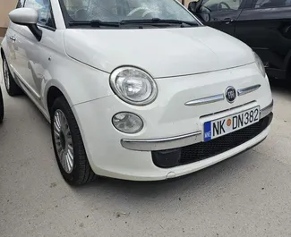 Vooraanzicht van een huurauto Fiat 500 in Niksic, Montenegro ✓ Auto #10475. ✓ Transmissie Handmatig TM ✓ 3 beoordelingen.