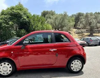 Vooraanzicht van een huurauto Fiat 500 in Mytilene, Griekenland ✓ Auto #10395. ✓ Transmissie Handmatig TM ✓ 0 beoordelingen.