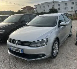 Vooraanzicht van een huurauto Volkswagen Jetta op de luchthaven van Tirana, Albanië ✓ Auto #10464. ✓ Transmissie Automatisch TM ✓ 0 beoordelingen.