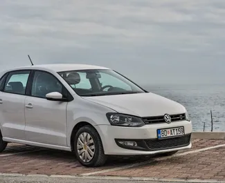 Vooraanzicht van een huurauto Volkswagen Polo in Budva, Montenegro ✓ Auto #10480. ✓ Transmissie Automatisch TM ✓ 1 beoordelingen.