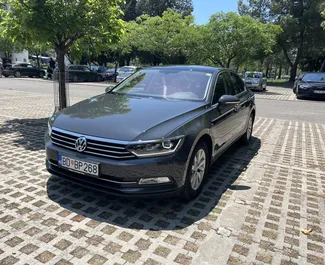 Vooraanzicht van een huurauto Volkswagen Passat in Budva, Montenegro ✓ Auto #10393. ✓ Transmissie Automatisch TM ✓ 0 beoordelingen.