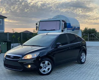 Vooraanzicht van een huurauto Ford Focus op de luchthaven van Tirana, Albanië ✓ Auto #10467. ✓ Transmissie Handmatig TM ✓ 0 beoordelingen.