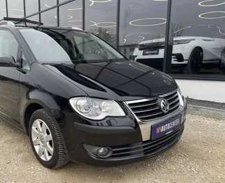 Vooraanzicht van een huurauto Volkswagen Touran in Tirana, Albanië ✓ Auto #10498. ✓ Transmissie Automatisch TM ✓ 0 beoordelingen.