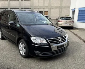 Vooraanzicht van een huurauto Volkswagen Touran in Tirana, Albanië ✓ Auto #10497. ✓ Transmissie Automatisch TM ✓ 0 beoordelingen.