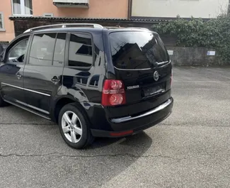 Autohuur Volkswagen Touran #10497 Automatisch in Tirana, uitgerust met 2,0L motor ➤ Van Fation in Albanië.