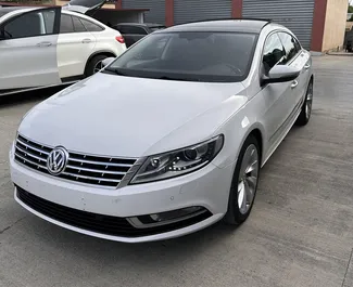 Vooraanzicht van een huurauto Volkswagen Passat-CC op de luchthaven van Tirana, Albanië ✓ Auto #10331. ✓ Transmissie Automatisch TM ✓ 0 beoordelingen.