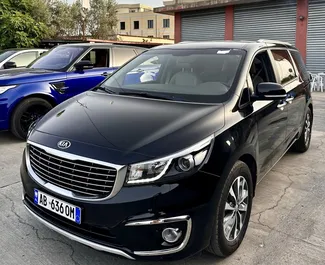 Vooraanzicht van een huurauto Kia Carnival op de luchthaven van Tirana, Albanië ✓ Auto #10448. ✓ Transmissie Automatisch TM ✓ 0 beoordelingen.