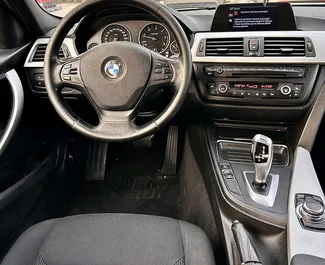 Diesel motor van 2,0L van BMW 320d 2014 te huur op de luchthaven van Tirana.