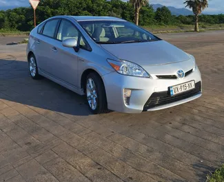 Vooraanzicht van een huurauto Toyota Prius in Batumi, Georgië ✓ Auto #10351. ✓ Transmissie Automatisch TM ✓ 1 beoordelingen.