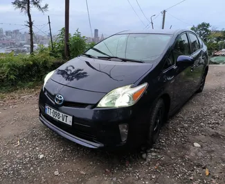 Vooraanzicht van een huurauto Toyota Prius in Batumi, Georgië ✓ Auto #9246. ✓ Transmissie Automatisch TM ✓ 0 beoordelingen.