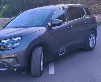 Vooraanzicht van een huurauto Citroen C5 Aircross in Budva, Montenegro ✓ Auto #10352. ✓ Transmissie Automatisch TM ✓ 0 beoordelingen.