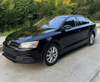 Vooraanzicht van een huurauto Volkswagen Jetta in Tirana, Albanië ✓ Auto #10417. ✓ Transmissie Automatisch TM ✓ 0 beoordelingen.