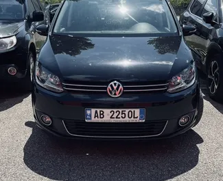 Vooraanzicht van een huurauto Volkswagen Touran in Tirana, Albanië ✓ Auto #10500. ✓ Transmissie Automatisch TM ✓ 0 beoordelingen.