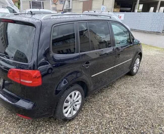 Autohuur Volkswagen Touran 2012 in in Albanië, met Diesel brandstof en 130 pk ➤ Vanaf 30 EUR per dag.