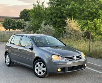 Vooraanzicht van een huurauto Volkswagen Golf 5 op de luchthaven van Tirana, Albanië ✓ Auto #10468. ✓ Transmissie Automatisch TM ✓ 0 beoordelingen.