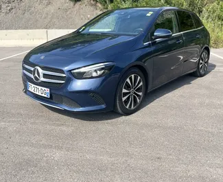 Vooraanzicht van een huurauto Mercedes-Benz B-Class in Rafailovici, Montenegro ✓ Auto #1881. ✓ Transmissie Automatisch TM ✓ 0 beoordelingen.