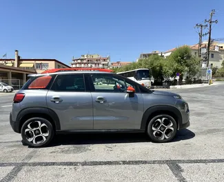 Vooraanzicht van een huurauto Citroen C3 Aircross in Mytilene, Griekenland ✓ Auto #10457. ✓ Transmissie Automatisch TM ✓ 0 beoordelingen.