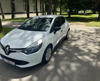 Vooraanzicht van een huurauto Renault Clio 4 in Budva, Montenegro ✓ Auto #10406. ✓ Transmissie Handmatig TM ✓ 0 beoordelingen.