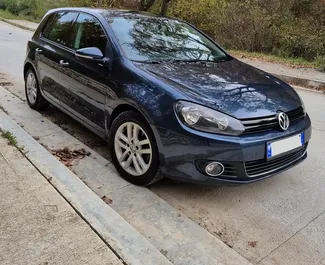 Vooraanzicht van een huurauto Volkswagen Golf 6 in Tirana, Albanië ✓ Auto #10427. ✓ Transmissie Automatisch TM ✓ 0 beoordelingen.