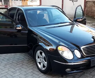 Vooraanzicht van een huurauto Mercedes-Benz E-Class in Durrës, Albanië ✓ Auto #10298. ✓ Transmissie Automatisch TM ✓ 0 beoordelingen.