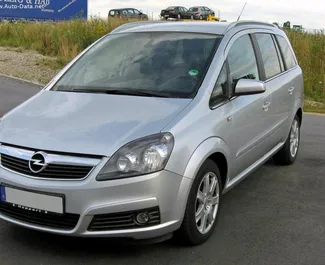 Vooraanzicht van een huurauto Opel Zafira in Durrës, Albanië ✓ Auto #10299. ✓ Transmissie Handmatig TM ✓ 0 beoordelingen.