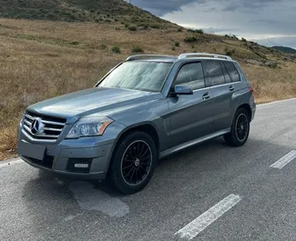 Vooraanzicht van een huurauto Mercedes-Benz GLK in Tirana, Albanië ✓ Auto #10422. ✓ Transmissie Automatisch TM ✓ 0 beoordelingen.