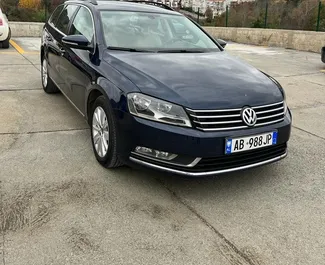 Vooraanzicht van een huurauto Volkswagen Passat Variant in Tirana, Albanië ✓ Auto #10419. ✓ Transmissie Automatisch TM ✓ 0 beoordelingen.